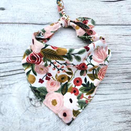 Pañuelo floral para perro con rosas: Rifle Paper Co. Algodón, reversible, rosa ruborizado