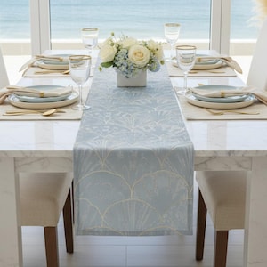 Camino de mesa con estampado de conchas marinas, decoración de comedor costera azul, estilo casa de playa.