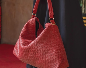 Bolso tote de cuero rojo tejido a mano: asa trenzada, apto para portátil de 15"