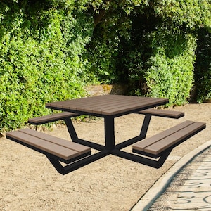 Op de afbeelding: Een bruine picknicktafel met aangehechte banken. De tafel heeft een vierkant blad en wordt ondersteund door een zwart metalen frame. De banken zijn gemaakt van hetzelfde bruine materiaal als het tafelblad. De tafel staat buiten.