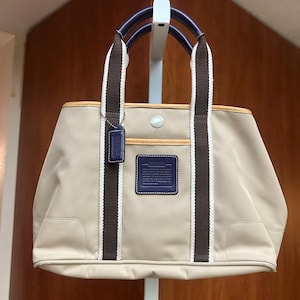 Bolso de hombro Hampton de nailon color caqui de Coach