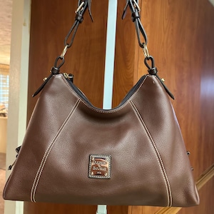 Bolso bandolera grande de piel auténtica marrón de Dooney & Bourke