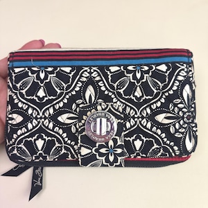 Cartera VERA BRADLEY con cierre giratorio y estampado floral acolchado en blanco y negro