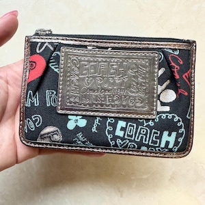 Coach Poppy Graffiti Signature Monogram Sleutelhanger Wijzigen Ritssluiting Muntzakje Portemonnee, Kaarthouder, Coach Creditcardsleufhouder