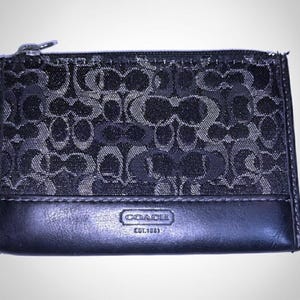 Monedero con monograma de Coach: llavero de cuero negro