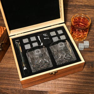 Engraved Decanter Set with Glasses, Dad&#39;s Whiskey Personalized Set, Whiskey Decanter, Bourbon Lover, Custom Gift For Husband, Whisky Gift.