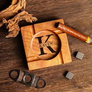 Personalisierter Zigarrenaschenbecher, Zigarrenhalter, Einzigartiger Aschenbecher, Aschenbecher aus Walnussholz, Zigarrenzubehör, Geschenk für Ehemann und Vater, Geschenk für den Trauzeugen
