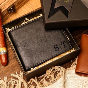 Personalisierte Leder Brieftasche, Groomsmen Brieftasche ， Bringen Sie Geschenk-Box-Brieftasche, Groomsmen Geschenke, Benutzerdefinierte Leder Brieftaschen, Herren Brieftaschen, Vatertagsgeschenk.