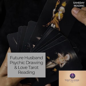 Puede incluir: Una mano sostiene un conjunto de cartas de tarot, con la carta superior mostrando a una mujer con un vestido dorado sosteniendo un bastón. El texto "Sameday Reading" es visible en la esquina superior derecha. El texto "Future Husband Psychic Drawing & Love Tarot Reading" es visible en el centro inferior de la imagen. El texto "Tarot Readings" es visible en la esquina inferior derecha.