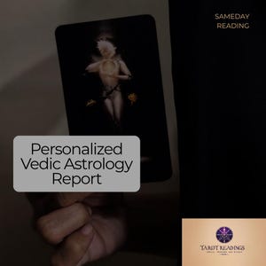 Puede incluir: Una carta de tarot con una figura sobre un fondo oscuro, sostenida por una mano. La carta tiene el texto "Personalized Vedic Astrology Report". Las palabras "Sameday Reading" también son visibles. Un logotipo de "Tarot Readings" está en la esquina inferior derecha.