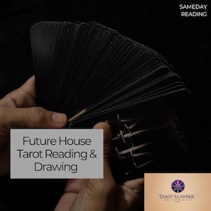 Puede incluir: Una mano sosteniendo una baraja de cartas de tarot negras, con el texto "Future House Tarot Reading & Drawing" en un cuadro blanco. El texto "Sameday Reading" está en la esquina superior derecha de la imagen. La esquina inferior derecha de la imagen tiene un logotipo que dice "Tarot Readings Spells, Readings and Rituals".