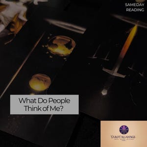 Op de afbeelding: Tarotkaarten verspreid over een donker oppervlak met de vraag "Wat denken mensen van mij?" geschreven op een grijze rechthoek. De kaarten zijn zwart met gouden accenten en bevatten een zwaard en een wereldbol.
