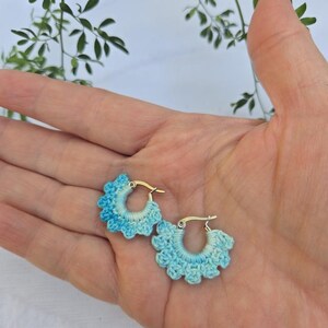 Orecchini a cerchio all&#39;uncinetto: gioielli fatti a mano in cotone azzurro