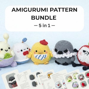 Può includere: Un'immagine di un pacchetto di modelli Amigurumi con cinque modelli di animali all'uncinetto. Gli animali all'uncinetto includono un coniglietto bianco e lavanda, una gallina bianca, un pulcino giallo, un uccello grigio e una mela rossa. L'immagine include anche le istruzioni del modello.