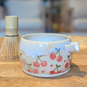 Ciotola in ceramica con ciliegie e matcha / Opera d'arte in ceramica realizzata al tornio