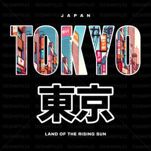 以下が含まれることがあります： 黒色のグラフィックデザイン。スタイリッシュなフォントで「TOKYO」の文字が描かれ、建物や看板の画像が詰め込まれています。下には日本語の文字と「LAND OF THE RISING SUN」というフレーズが表示されています。