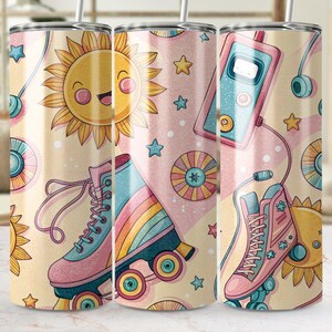 Puede incluir: Tres vasos de acero inoxidable con un tema retro de los años 80. Los vasos presentan un esquema de color rosa y amarillo con ilustraciones de patines, un sol, una radiocassette y estrellas.