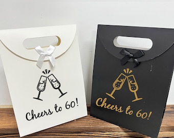 Sacolas de presente personalizadas para aniversários, sacolas de lembrancinhas com gravata borboleta.