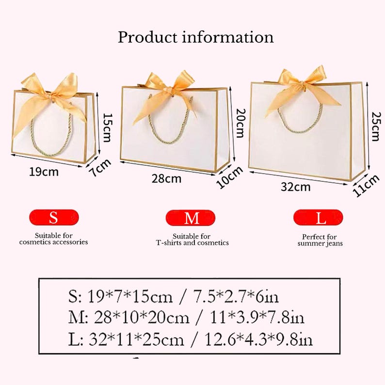 Peut inclure: Sacs cadeaux blancs avec bordures, poign&eacute;es et n&oelig;uds dor&eacute;s. Tailles : S (19x7x15cm), M (28x10x20cm), et L (32x11x25cm). Texte indiquant l'ad&eacute;quation aux cosm&eacute;tiques, t-shirts et jeans d'&eacute;t&eacute;. Informations sur le produit.