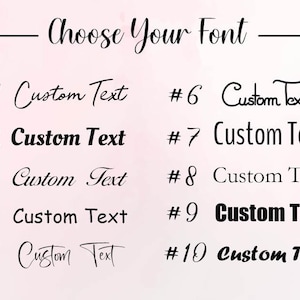 Peut inclure: Image pr&eacute;sentant dix options de polices de caract&egrave;res diff&eacute;rentes, num&eacute;rot&eacute;es et avec le texte "Custom Text". Le texte "Choose Your Font" est en haut. Les polices varient, certaines sont cursives, d'autres en gras.