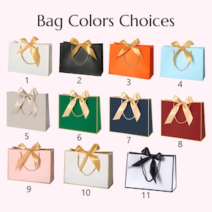 Peut inclure: Une s&eacute;lection de sacs cadeaux de diff&eacute;rentes couleurs, chacun avec un n&oelig;ud en ruban assorti. Les couleurs incluent le blanc, le noir, l'orange, le bleu clair, le gris, le vert, le marine, le bordeaux, le rose et le blanc avec des bordures noires. Le texte "Bag Colors Choices" est en haut.