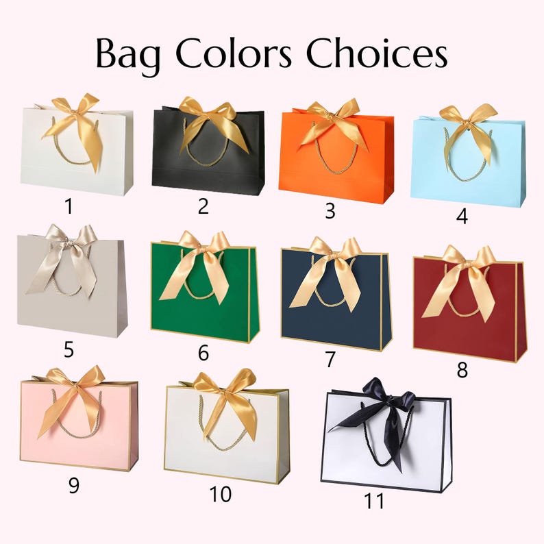 Peut inclure: Une s&eacute;lection de sacs cadeaux de diff&eacute;rentes couleurs, chacun avec un n&oelig;ud en ruban assorti. Les couleurs incluent le blanc, le noir, l'orange, le bleu clair, le gris, le vert, le marine, le bordeaux, le rose et le blanc avec des bordures noires. Le texte "Bag Colors Choices" est en haut.