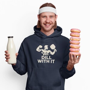 Felpa con cappuccio DILL WITH IT - Divertente pullover da uomo per il pickleball - Abbigliamento da uomo per il pickleball - Felpa in pile Lane Seven - Regalo per gli amanti del pickleball