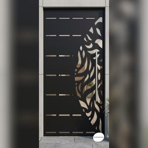 Peut inclure: Une porte rectangulaire en métal noir avec une poignée verticale argentée. Le côté gauche présente des découpes horizontales, tandis que le côté droit affiche un motif organique complexe en forme de feuilles. Le texte XpertLaserDesign est visible.