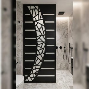 Könnte beinhalten: Eine hohe, rechteckige Duschwand mit mattschwarzem Rahmen und Paneel. Das Design umfasst einen zentralen, geschwungenen vertikalen Streifen, der mit einem geometrischen Mosaik aus weißen Dreiecks- und Vierecksformen gefüllt ist, flankiert von horizontalen Lamellen.