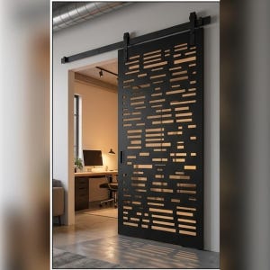 Peut inclure: Une porte coulissante noire de style grange avec un motif géométrique découpé composé de fentes rectangulaires horizontales. La porte est fixée sur un rail métallique noir avec des roulettes apparentes et une poignée encastrée.
