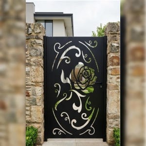 Puede incluir: Una puerta rectangular de metal negro con un diseño cortado con láser de una rosa central rodeada de patrones de volutas. La puerta incluye un mango y un mecanismo de cierre negros, montados entre dos pilares de piedra en una entrada.