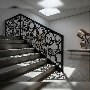 Könnte beinhalten: Eine Treppe mit Betonstufen und einem schwarzen Metallgeländer, das ein sich wiederholendes Muster aus überlappenden Kreisen verschiedener Größen aufweist. Das Geländer wirft komplexe kreisförmige Schatten auf die grauen Betonstufen.