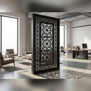 Puede incluir: Un separador de ambientes marrón oscuro con intrincados cortes geométricos. El separador presenta patrones circulares y de estrella, creando una pantalla decorativa. El diseño proyecta sombras estampadas en el suelo.