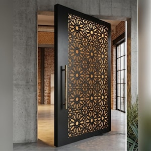 Peut inclure: Une grande porte rectangulaire noire dotée d'un large panneau découpé au laser avec un motif géométrique répétitif en forme d'étoile. La porte est équipée d'une longue poignée verticale cylindrique et texturée de couleur laiton.