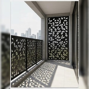 Peut inclure: Un écran de confidentialité et une balustrade de balcon en métal noir présentant un motif géométrique répétitif de triangles. Le design crée des effets de lumière et d'ombre complexes sur le sol, avec une ligne d'horizon urbaine en arrière-plan.