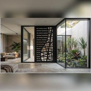 Puede incluir: Una gran puerta de metal negro con un complejo patrón geométrico cortado con láser de líneas horizontales y un diseño central orgánico similar a una red. La puerta está enmarcada por paneles de vidrio de piso a techo hacia un jardín.
