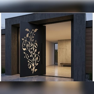 Peut inclure: Une porte d'entrée noire avec un motif floral décoratif découpé. La porte est légèrement entrouverte, révélant un intérieur moderne avec des murs et un sol en béton. L'extérieur du bâtiment est gris foncé avec des panneaux de bois.