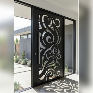 Peut inclure: Une porte d'entrée en métal noir avec un motif découpé complexe et tourbillonnant. La porte est encadrée de panneaux de verre. La poignée est une longue barre élégante. Le motif projette une ombre décorative sur le sol.