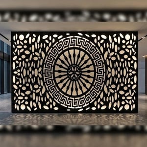 Peut inclure: Un grand panneau séparateur de pièce rectangulaire noir, doté d'un médaillon circulaire central avec un motif de grecque et des rayons, entouré d'un design complexe de découpes ovales dispersées laissant passer la lumière.