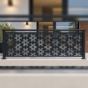 Peut inclure: Un panneau de garde-corps en métal noir présentant un motif géométrique répétitif découpé en forme d'étoile. Le panneau rectangulaire est encadré par une lisse supérieure et inférieure solide avec des poteaux verticaux sur chaque côté.