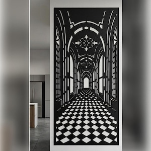 Peut inclure: Un grand panneau mural rectangulaire en métal noir présentant un motif découpé au laser représentant un long couloir voûté avec des plafonds arqués et un sol en damier. Les découpes complexes créent un contraste visuel sur le mur blanc.