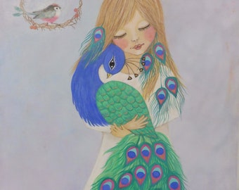 Könnte beinhalten: Ein Gemälde einer blonden Figur mit geschlossenen Augen, die einen blau-grünen Pfau mit markanten Schwanzfedern hält. Ein kleiner Vogel sitzt in einem kreisförmigen Astnest oben links und eine einzelne rosa Blume ist unten rechts zu sehen.