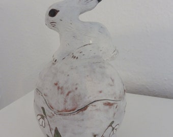 Getöpfertes handgeformtes Gefäß Keramik Ostern Hase Schneehase Schneeglöckchen