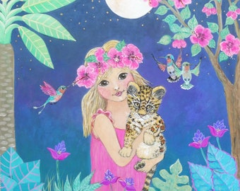 Könnte beinhalten: Illustration eines Mädchens, das einen kleinen Jaguar hält, umgeben von Kolibris, Blumen und üppigem Laub. Das Kunstwerk zeigt einen Vollmond am Nachthimmel mit einer Farbpalette aus Rosa, Blau und Grün.