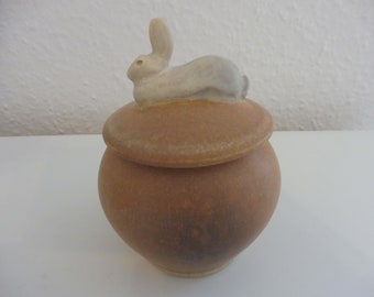 Getöpfertes handgeformtes Gefäß Töpfchen Deckel Keramik Hasen Rabbit Lidded Pot Ton Steingut