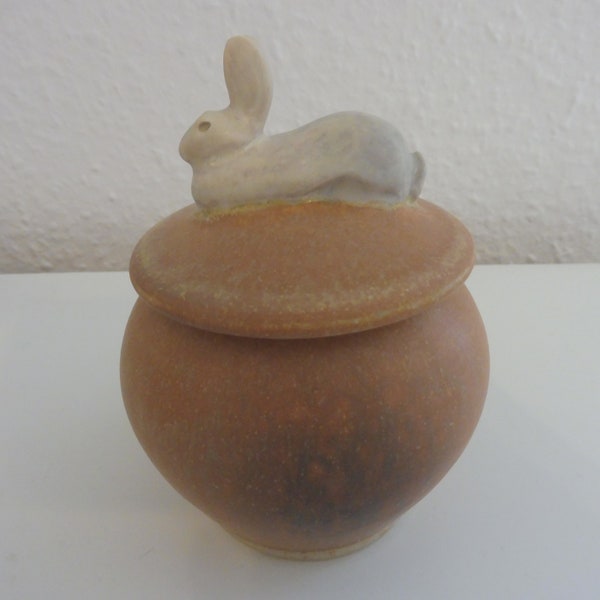 Getöpfertes handgeformtes Gefäß Töpfchen Deckel Keramik Hasen Rabbit Lidded Pot Ton Steingut