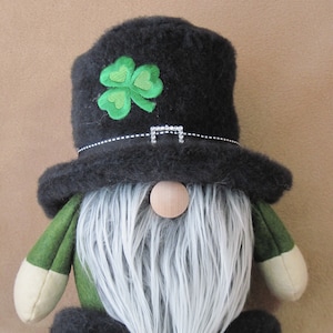 Gnome pattern:  &quot;Shamrock Gnome&quot; - #688