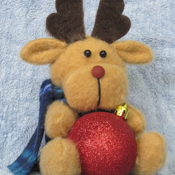 Reindeer pattern:  "Reindeer Bauble Holder" - #685