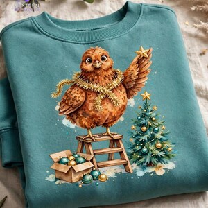 PNG de gallina navideña – Gallina de acuarela en una escalera decorando un mini árbol, clipart de sublimación de árbol de Navidad estilo granja, descarga digital imagen 2