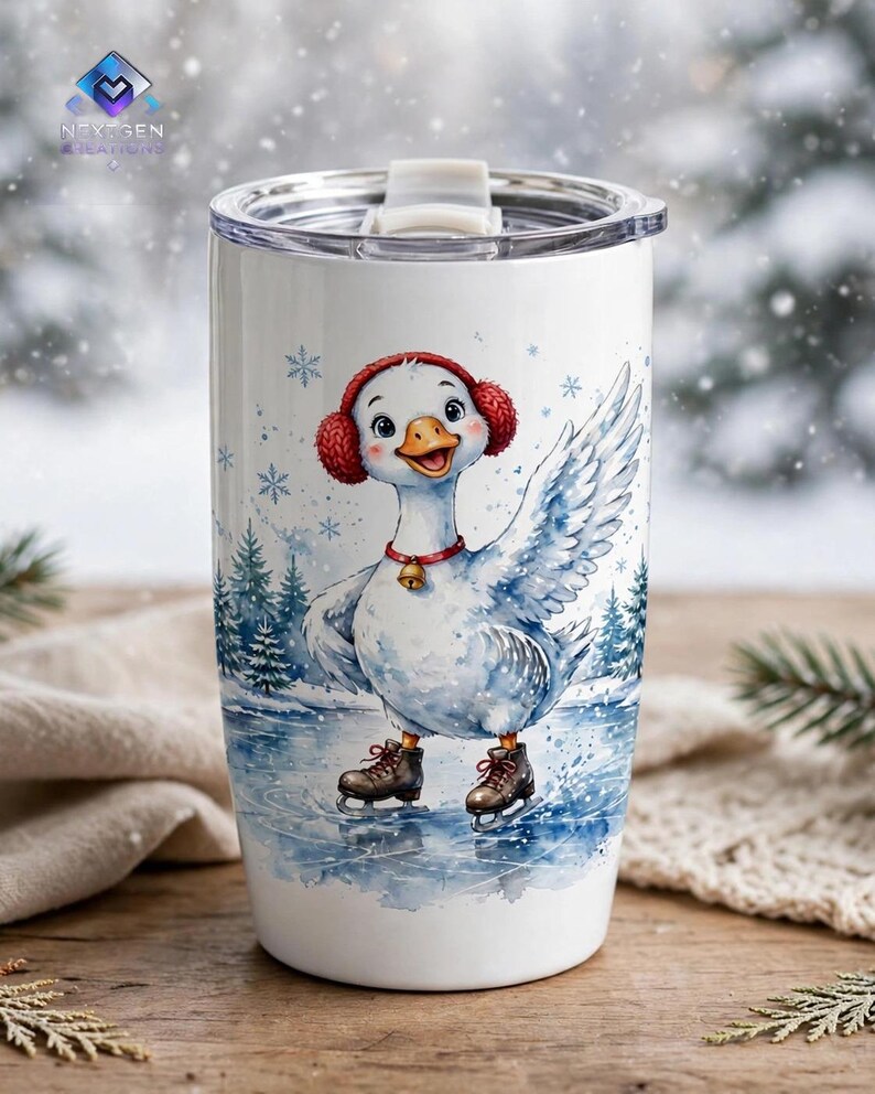 Puede incluir: Un vaso cil&iacute;ndrico blanco con tapa transparente que presenta una ilustraci&oacute;n en acuarela de un ganso con orejeras rojas y un collar con cascabel, patinando sobre hielo en un estanque rodeado de pinos y copos de nieve.